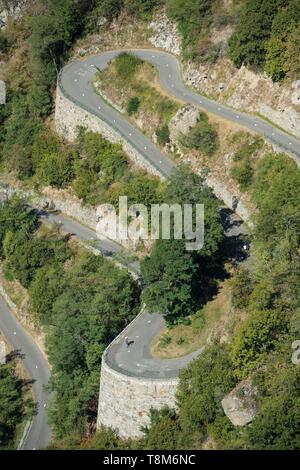 France, Savoie, Maurienne, sur le plus grand domaine cyclable au monde, l'incroyable Montvernier liquidation route près de Saint Jean de Maurienne où passe régulièrement le Tour de France, vue générale du belvédère sous le village de Montvernier Banque D'Images