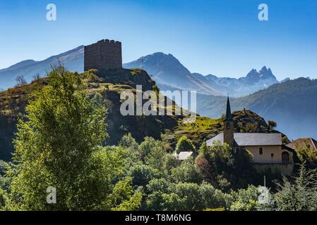 France, Savoie, Maurienne, sur la piste cyclable la plus importante dans le monde, la route du Col Chaussy ou laissez-passer régulièrement le Tour de France, en traversant le village de Chatel et les aiguilles d'Arves Banque D'Images