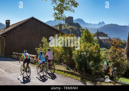 France, Savoie, Maurienne, sur la piste cyclable la plus importante dans le monde, la route du Col Chaussy ou laissez-passer régulièrement le Tour de France, en traversant le village de Chatel et les aiguilles d'Arves Banque D'Images