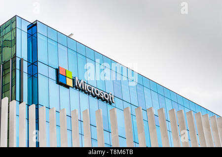 Vue extérieure de Microsoft Corporation logo sur le côté ouest de la fenêtre de verre Pacific Center Mall au-dessus de la rue Howe. Banque D'Images