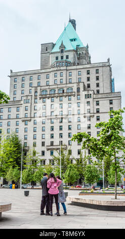 Façade est de l'hôtel Fairmont de Vancouver avec les touristes en premier plan sur Vancouver Art Gallery North Plaza. Banque D'Images