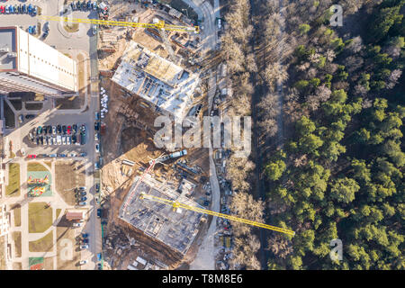 La construction de nouveaux appartements résidentiels. site de construction avec des grues à tour Vue de dessus de l'antenne. Banque D'Images