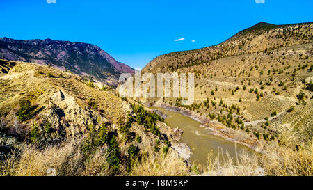 La rivière Fraser, le long de la route 99, à partir de la région appelée la diapositive 10 km Fontaine ou faites glisser, comme la rivière s'écoule vers la ville de Lillooet en C.-B., Canada Banque D'Images