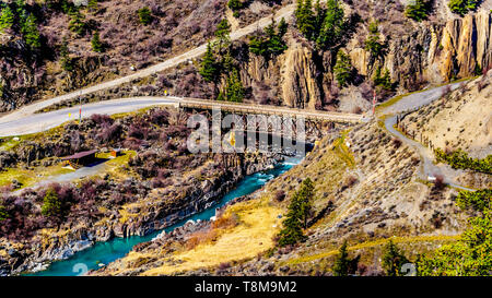 Vue sur le pont sur les eaux turquoises de la rivière Bridge, juste au nord de la ville de Lillooet, British Columbia, Canada Banque D'Images