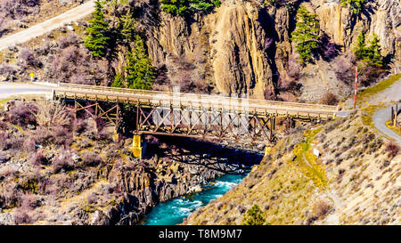 Vue sur le pont sur les eaux turquoises de la rivière Bridge, juste au nord de la ville de Lillooet, British Columbia, Canada Banque D'Images