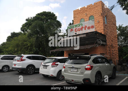 LOPBURI, THAÏLANDE - 12 octobre 2018 : le basilic sacré (krapow) et une nouvelle étape importante de Lopburi, Thaïlande Banque D'Images