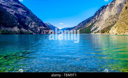 Les eaux vertes du lac Seton au pied du Mont McLean près de Lillooet. Seton Lake est située le long de la route 99, ou l'Duffey Lake Road, en C.-B. Canada Banque D'Images