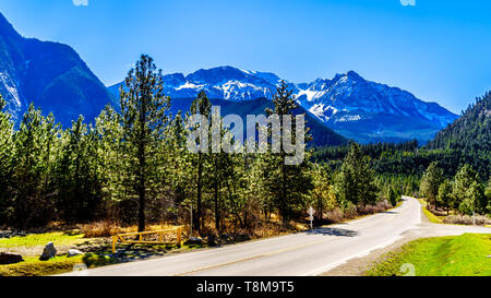 Enneigés des montagnes de la côte le long de la route 99, ou l'Duffey Lake Road, qui serpente à travers la chaîne Côtière entre Pemberton et Lillooet, C.-B. Banque D'Images