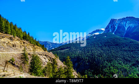 Enneigés des montagnes de la côte le long de la route 99, ou l'Duffey Lake Road, serpentant à travers la chaîne Côtière entre Pemberton et Lillooet, C.-B. Banque D'Images