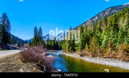 Des monts enneigés des montagnes de la côte le long de la route 99, l'Duffey Lake Road, serpentant à travers la chaîne Côtière entre Pemberton et Lilloet en C.-B. Banque D'Images