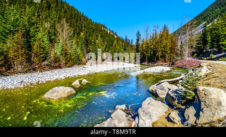 En partie gelés Cayoosh Creek qui fonctionne pour la plupart à côté de l'autoroute 99, l'Duffey Lake Road, entre Pemberton et Lillooet dans le sud de la C.-B. Banque D'Images