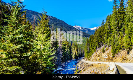 Des monts enneigés des montagnes de la côte le long de la route 99, l'Duffey Lake Road, serpentant à travers la chaîne Côtière entre Pemberton et Lilloet en C.-B. Banque D'Images