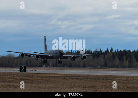 Un Alaska Air National Guard KC-135 Stratotanker affecté à la 168e Escadre (8 mai 2019, date à Eielson Air Force Base, en Alaska. La 168e Escadre unités d'appui au cours de vol nord 2019, un exercice mettant en vedette la létalité des forces interarmées et les capacités des forces armées américaines dans et autour de la région Indo-Pacifique. (U.S. Air Force photo de 1st. Le lieutenant Kayshel Trudell) Banque D'Images