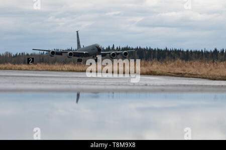 La Garde nationale aérienne d'Alaska un KC-135 Stratotanker affecté à la 168e Escadre (8 mai 2019, date à Eielson Air Force Base, en Alaska. La 168e Escadre unités d'appui au cours de vol Nord 2019. Sw19 est un exercice visant à renforcer les compétences de combat tactique des participants, d'améliorer la capacité de commandement, de contrôle et de relations de communication et d'élaborer des plans et des programmes tout au long de la Force interarmées. (U.S. Photo de l'Armée de l'air par le sergent. Michée Anthony) Banque D'Images