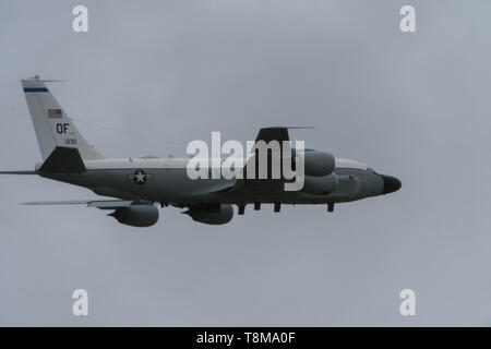 Un U.S. Air Force RC-135W Mixte Rivet aéronefs affectés à l'escadron de reconnaissance de la 38e décolle à Offutt Air Force Base, Nebraska, le 8 mai 2019. La commune de rivet prend en charge le théâtre et les consommateurs au niveau national avec près de temps réel sur les lieux de collecte de renseignement, l'analyse et la diffusion des capacités. (U.S. Photo de l'Armée de l'air par la Haute Airman Jacob Skovo) Banque D'Images