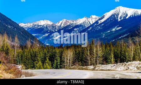 Des monts enneigés des montagnes de la côte le long de la route 99, appelée la Duffey Lake Road, qui serpente à travers la chaîne côtière dans belle BC, Canada Banque D'Images