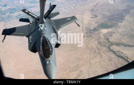 Un aviateur le pilotage d'un F-35A Lightning II complète transformation en permission d'aviateurs du 28e Escadron expéditionnaire de ravitaillement en vol à bord d'un KC-135R Stratotanker, 26 avril 2019 à un endroit tenu secret. Le F-35 est sur son premier déploiement au Moyen-Orient dans le cadre de la première démonstration de la prochaine génération de capacités de combat. (U.S. Photo de l'Armée de l'air par la Haute Airman Keifer Bowes) Banque D'Images