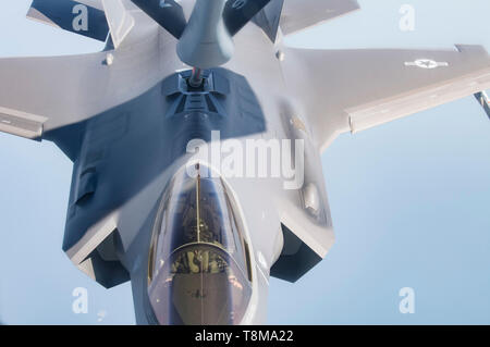 Un aviateur le pilotage d'un F-35A Lightning II complète transformation en permission d'aviateurs du 28e Escadron expéditionnaire de ravitaillement en vol à bord d'un KC-135R Stratotanker, 26 avril 2019 à un endroit tenu secret. Le F-35 est sur son premier déploiement au Moyen-Orient dans le cadre de la première démonstration de la prochaine génération de capacités de combat. (U.S. Photo de l'Armée de l'air par la Haute Airman Keifer Bowes) Banque D'Images