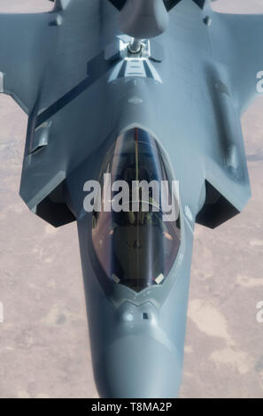 Un aviateur le pilotage d'un F-35A Lightning II complète transformation en permission d'aviateurs du 28e Escadron expéditionnaire de ravitaillement en vol à bord d'un KC-135R Stratotanker, 26 avril 2019 à un endroit tenu secret. Le F-35 est sur son premier déploiement au Moyen-Orient dans le cadre de la première démonstration de la prochaine génération de capacités de combat. (U.S. Photo de l'Armée de l'air par la Haute Airman Keifer Bowes) Banque D'Images