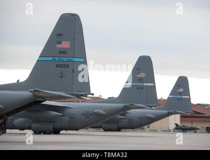 Un C-130H Hercules, exploité par le 142e Escadron de transport aérien, 166e Airlift Wing, New York Air National Guard Air Guard Station de New Castle, Delaware, se trouve sur la ligne de vol à la base aérienne d'Aviano, en Italie, le 9 mai 2019, en prévision de l'exercice 2019 d'intervention immédiate. La 166e AW est l'une des trois unités de l'Armée de l'air C-130 qui participent à l'exercice, qui est conçu pour des forces aéroportées de pluie et d'améliorer l'interopérabilité entre les alliés et les pays partenaires en Europe. Aucune nation ne peut répondre aux défis d'aujourd'hui seul - Réponse immédiate 19 démontre la volonté des États-Unis à se tenir côte à côte avec nos alliés Banque D'Images