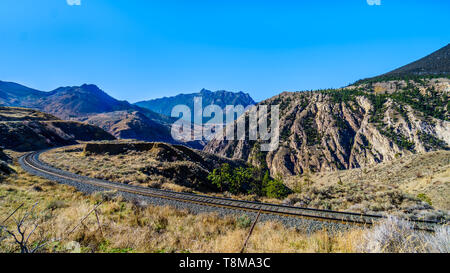 Le chemin de fer suit le fleuve Fraser comme il coule de la ville de Lillooet dans la région de Chilcotin sur British Columbia, Canada Banque D'Images