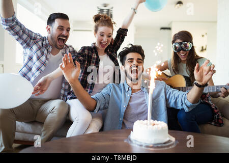 Groupe d'amis à les apprécier et célébrer la fête et d'anniversaire Banque D'Images