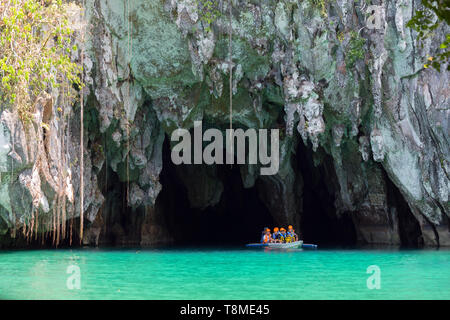 Un bateau de touristes à l'entrée de la rivière souterraine de Puerto Princesa Parc National de la rivière souterraine Banque D'Images