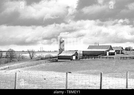 Image en noir et blanc d'une ferme laitière à Fleming Comté Ohio au cours de l'hiver Banque D'Images