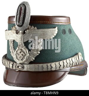 Shako d'un des officiers de la police gendarmerie crâne avec fibre-feutre vert, brun noir et couvercle pare-soleil laqué brun, chemise de soie rep, cuir brun léger en aluminium, bandeau, aigle insigne de l'argent, l'aluminium plaqué argent chin scales. La lumière des signes de vieillissement., historique, historique du 20e siècle, Additional-Rights Clearance-Info-Not-Available- Banque D'Images