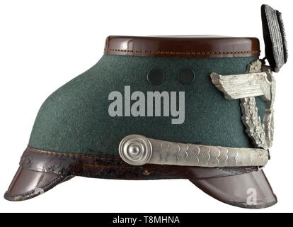 Shako d'un des officiers de la police gendarmerie crâne avec fibre-feutre vert, brun noir et couvercle pare-soleil laqué brun, chemise de soie rep, cuir brun léger en aluminium, bandeau, aigle insigne de l'argent, l'aluminium plaqué argent chin scales. La lumière des signes de vieillissement., historique, historique du 20e siècle, Additional-Rights Clearance-Info-Not-Available- Banque D'Images