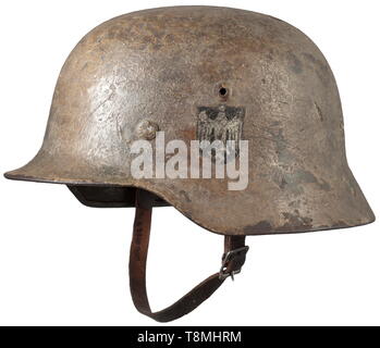 Un casque d'acier M 35 avec de la peinture de camouflage le crâne avec de l'acier de première ligne standard de la peinture de camouflage, les eagle sur la gauche environ 80 % visible. L'intérieur du crâne avec bouilloire d'estampillage 'NS64'. Complet avec revêtement intérieur intérieur et jugulaire., historique, historique, les armées de l'armée, les forces armées, militaire, militaria, 20e siècle, Editorial-Use-seulement Banque D'Images