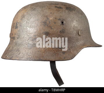 Un casque d'acier M 35 avec de la peinture de camouflage le crâne avec de l'acier de première ligne standard de la peinture de camouflage, les eagle sur la gauche environ 80 % visible. L'intérieur du crâne avec bouilloire d'estampillage 'NS64'. Complet avec revêtement intérieur intérieur et jugulaire., historique, historique, les armées de l'armée, les forces armées, militaire, militaria, 20e siècle, Editorial-Use-seulement Banque D'Images