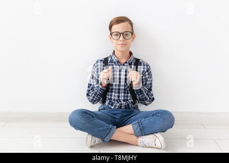 Adolescent, enfants et fashion concept - Funny boy avec des lunettes et une chemise bretelles Banque D'Images