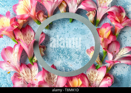 La composition avec de belles fleurs et le cadre sur la table de couleurs Banque D'Images