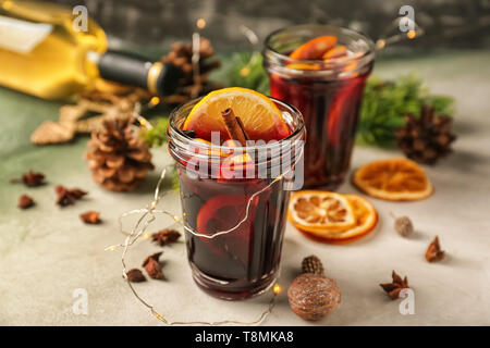 Pot de vin chaud délicieux sur table lumineuse Banque D'Images