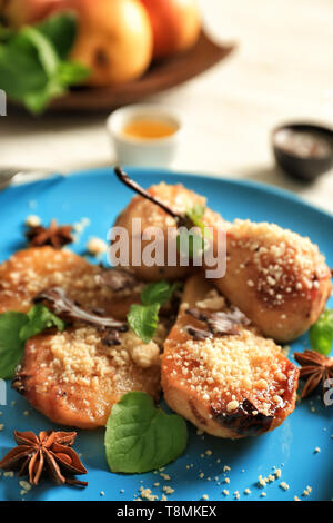 Poires au four avec des écrous sur la plaque, gros plan Banque D'Images