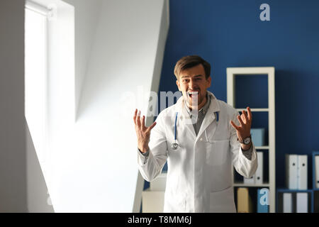 A souligné le docteur dans son bureau Banque D'Images