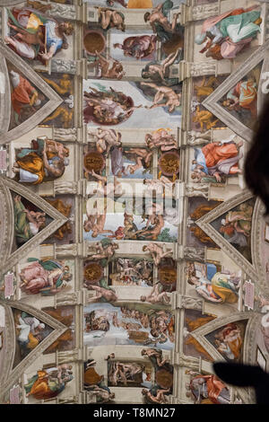 Italie, Rome : plafond de la Chapelle Sixtine, les Musées du Vatican, Musei Vaticani. Michel-ange peint la création sur le plafond de la chapelle Sixtine, l'UNESCO W Banque D'Images