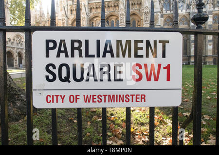Londres, Royaume-Uni - 11 octobre 2018 ; plaque de rue Place du Parlement à Londres, en face de l'abbaye de Westminster un emplacement touristique populair Banque D'Images
