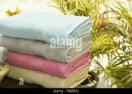 DOBBY COTON TERRY Ensemble de serviettes. 0 serviette de bain coloré TWIST. Banque D'Images