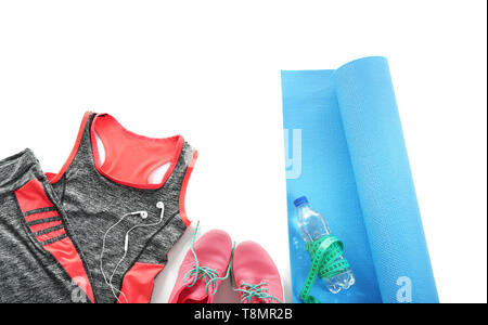 La composition avec un tapis de yoga et sportswear sur fond blanc Banque D'Images