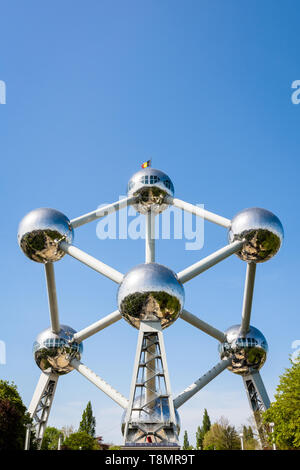 Vue symétrique de l'Atomium à Bruxelles, Belgique, sur fond de ciel bleu. Banque D'Images