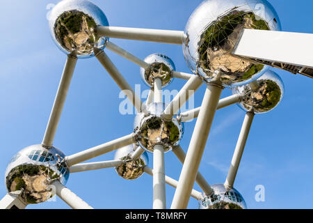 Vue de dessous de l'Atomium à Bruxelles, Belgique, sur fond de ciel bleu. Banque D'Images