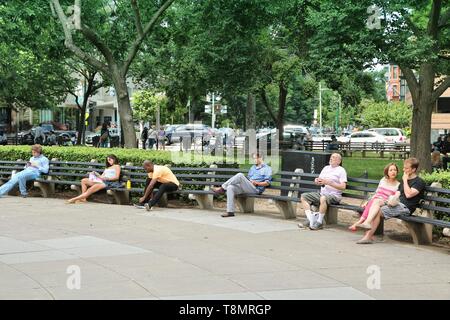 WASHINGTON, Etats-Unis - 14 juin 2013 : Les gens s'assoient dans un parc à Dupont Circle, à Washington DC. 18,9 millions de touristes ont visité capitale des États-Unis dans Banque D'Images