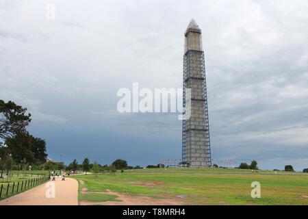 WASHINGTON, USA - Le 13 juin 2013 : les gens marchent par endommagé National Monument à Washington DC. Le monument a été endommagé en 2011 Virginie séisme. Banque D'Images