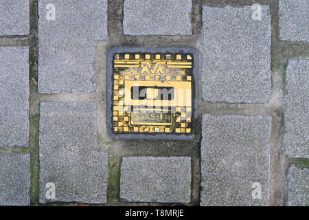 Anvers, Belgique - le 4 décembre 2018 ; gaz de fer couvercle de trou d'AVR dans la chaussée d'une rue piétonne à Anvers Banque D'Images