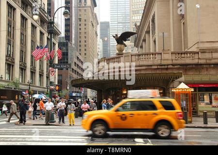 NEW YORK, USA - 1 juillet 2013 : Les gens entrent dans Grand Central Terminal de New York. La station existe depuis 1871. Il avait 82 millions de voyageurs Banque D'Images