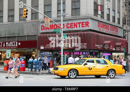 NEW YORK, USA - 2 juillet 2013 : Taxi lecteurs dans le district de diamants le long de la 6e Avenue à New York. Ce domaine est l'un des principaux centres de l'industrie du diamant Banque D'Images