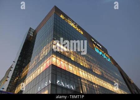 BANGKOK, THAÏLANDE - 24 décembre 2013 : Siam Paragon mall à Bangkok. Il a été ouvert en 2005 et compte plus de 270 magasins. Banque D'Images