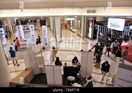 BANGKOK, THAÏLANDE - 24 décembre 2013 : Les acheteurs visitent de Siam Paragon mall à Bangkok. Il a été ouvert en 2005 et compte plus de 270 magasins. Banque D'Images